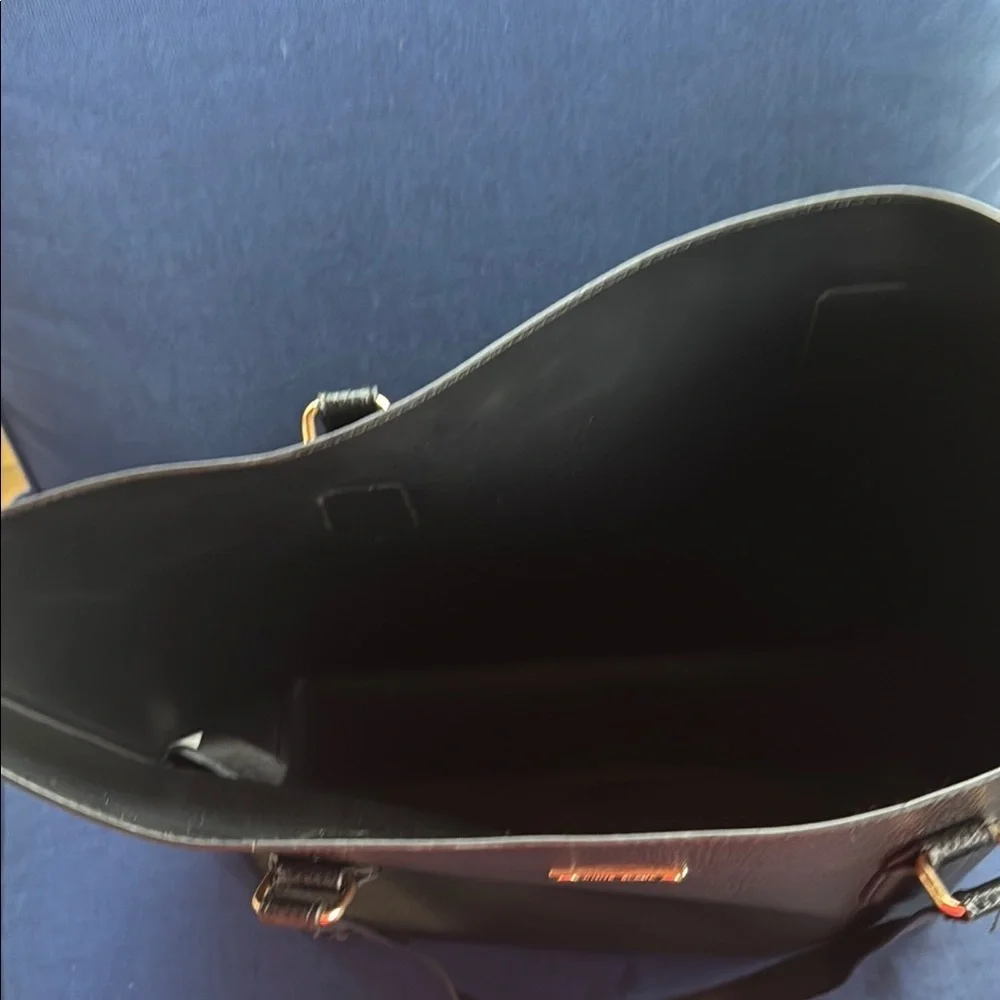 Sleek Black Leather Tote with Structured Design